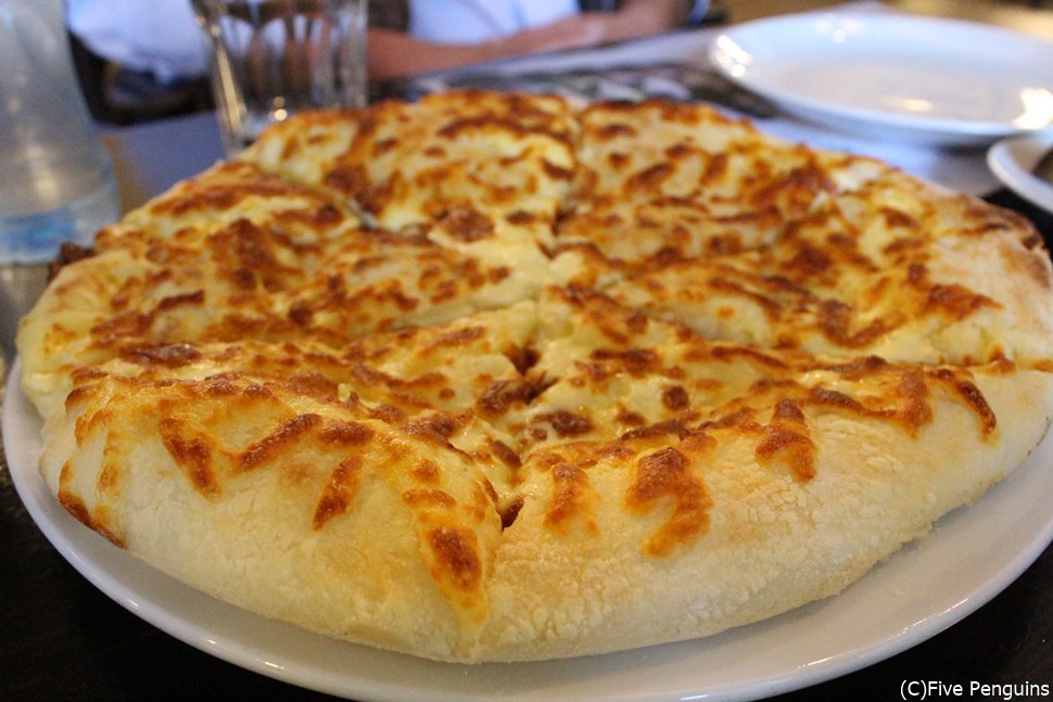 ジョージアの国民食「ハチャプリ」（チーズパン）
