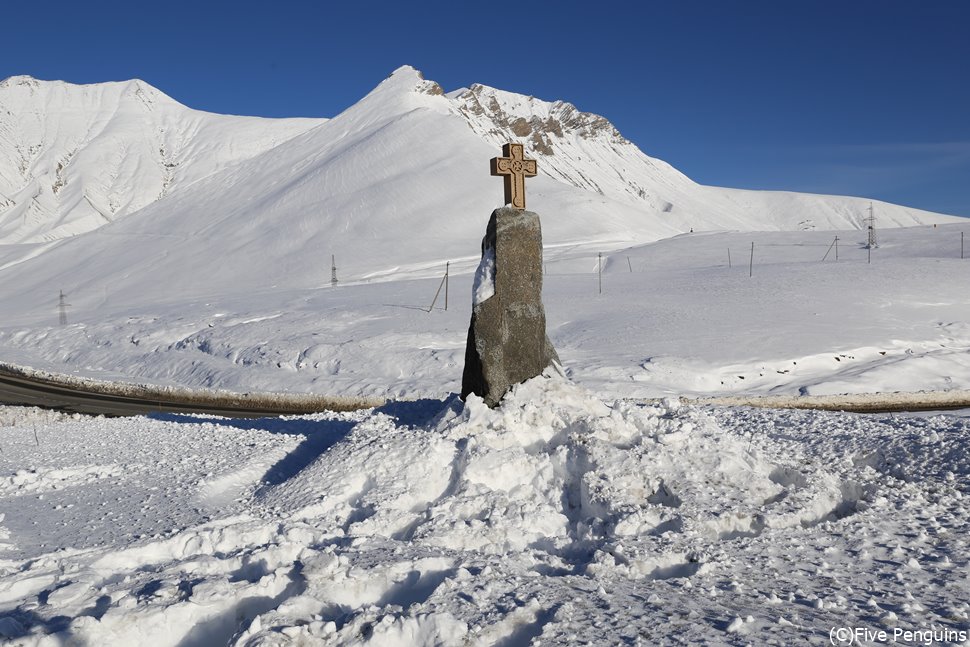 11月でも積雪の多い十字架峠<ジョージア軍用道路>