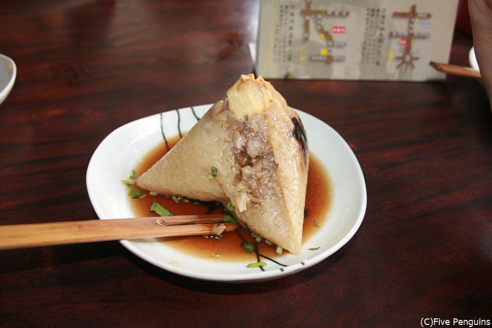 お腹空かせて覚悟して行きましょう。グルメの旅です。こちらは老舗のちまき。