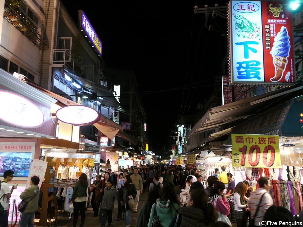 士林夜市。毎年流行の食べ物も変わるミーハーな場所