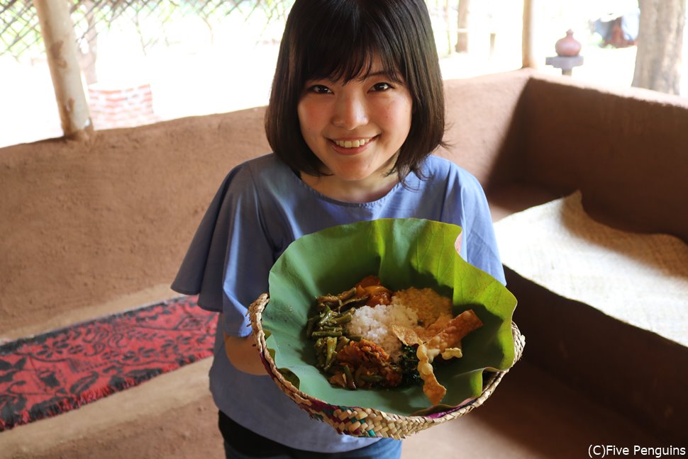 スリランカの農村で、家庭の味!カレーランチをいただく
