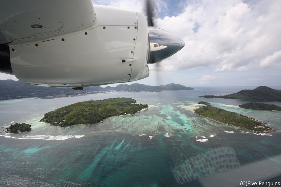 国内線の機内からセイシェルの島々を眺めてみる