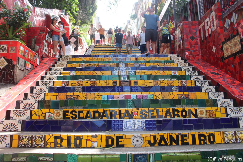 リオデジャネイロの人気スポット、セラロンの階段 （Escadaria Selarón）