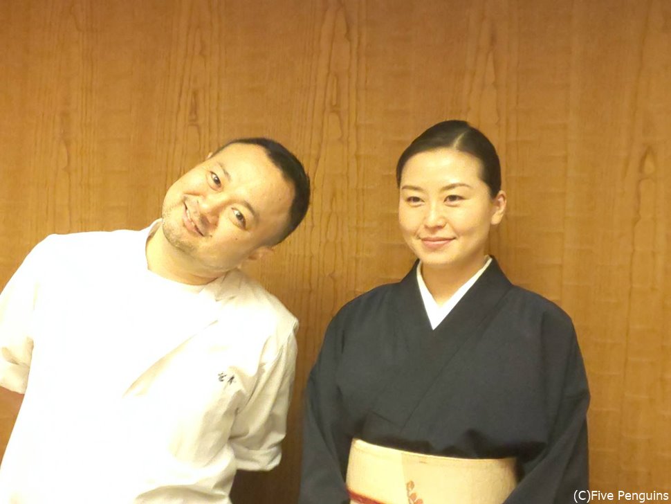 若き名料理人、宮本大介氏と美人女将。この写真のごとく、とにかく楽しいお人柄!!