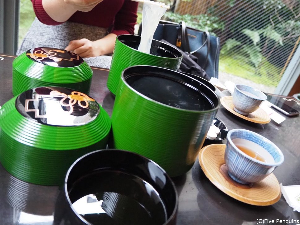 素麺のように黒蜜にくぐらせていただきます。