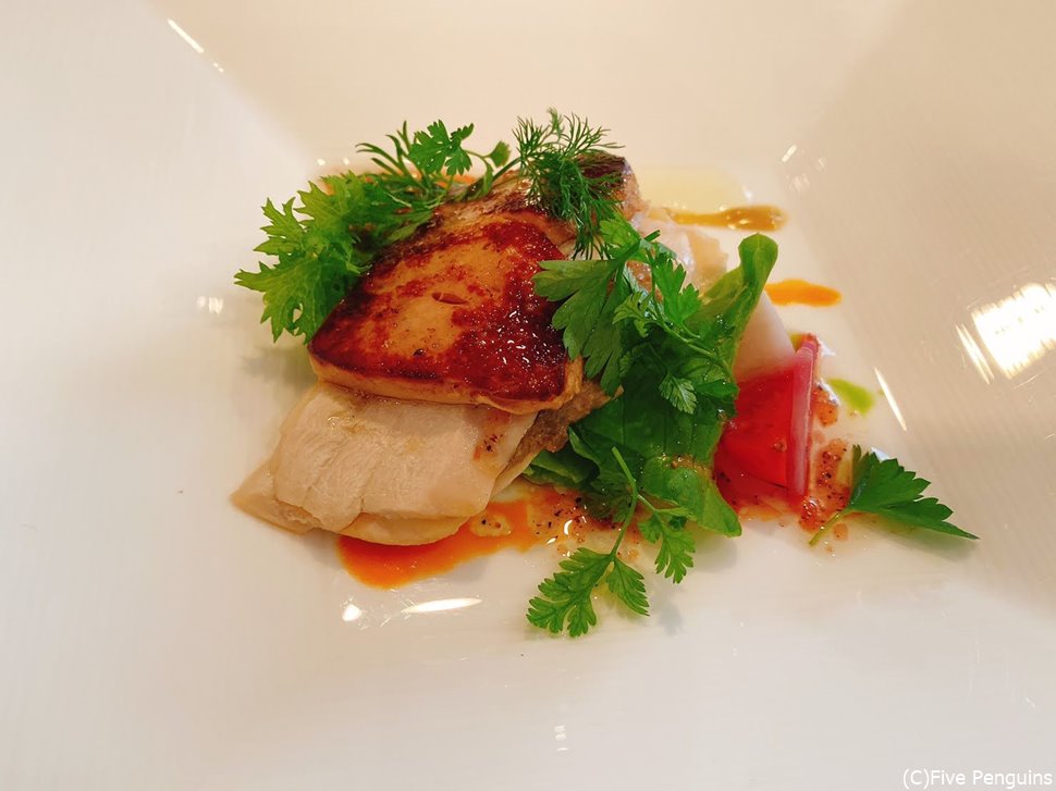 フォアグラのソテーはりんご果汁で蒸した鶏肉と。