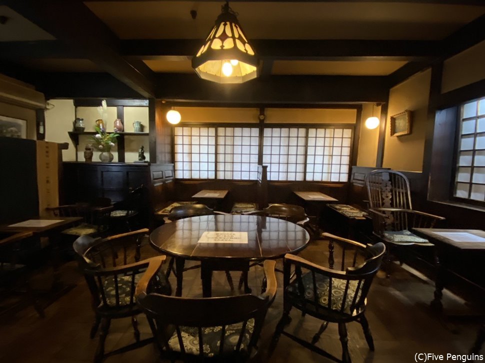 写真が撮りたくて開店と同時に入った店内、松本民芸家具で統一されている