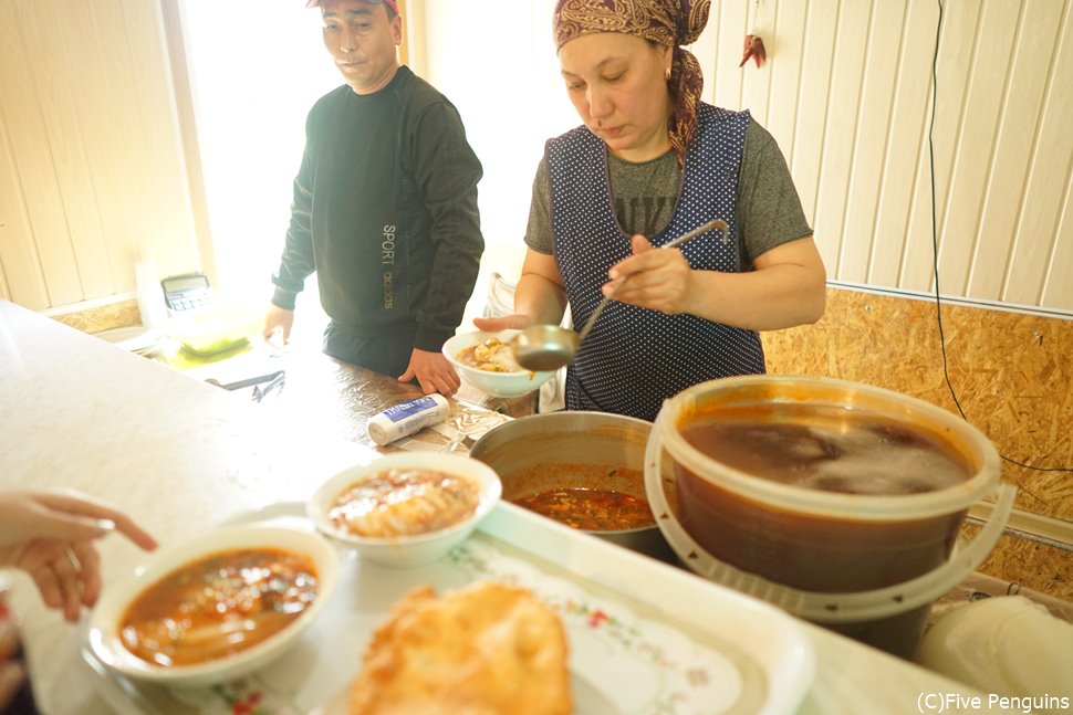 キルギス カラコルの食堂 看板メニューは冷たくて辛い冷麺アシュランフー