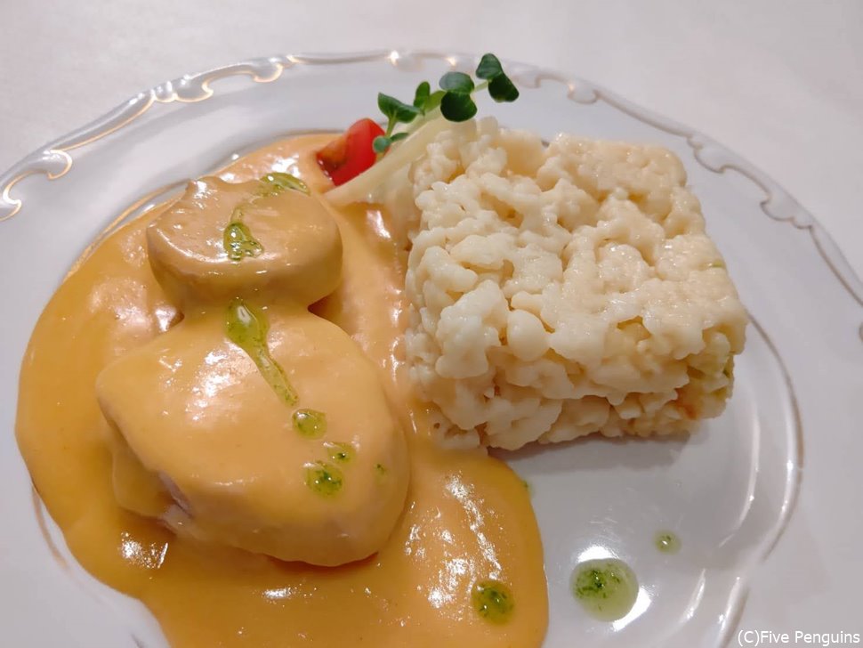 チキンの付け合わせはハンガリーのパスタであるガルシュカを固めたもの