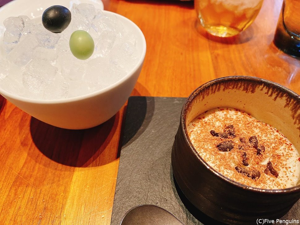ポルチーニのフランと冷たいパルメザンチーズのムース 隣はオリーブに見せかけた・・・??