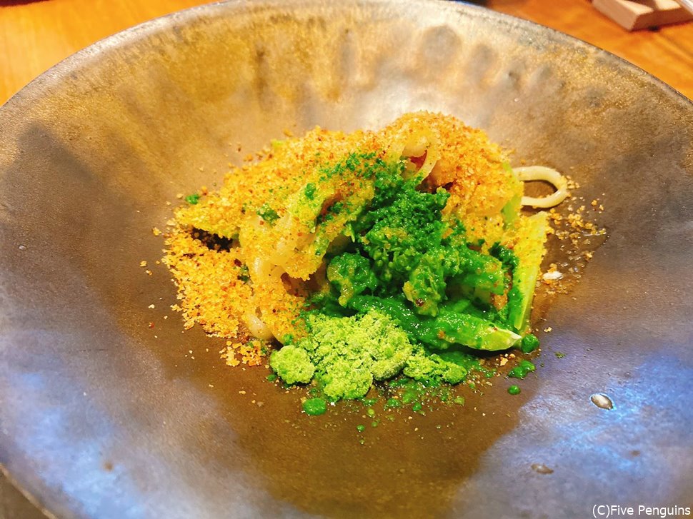 パッパルデッレというお皿 鰆と菜の花が美しい ニラ、トマトや香草のパウダーも