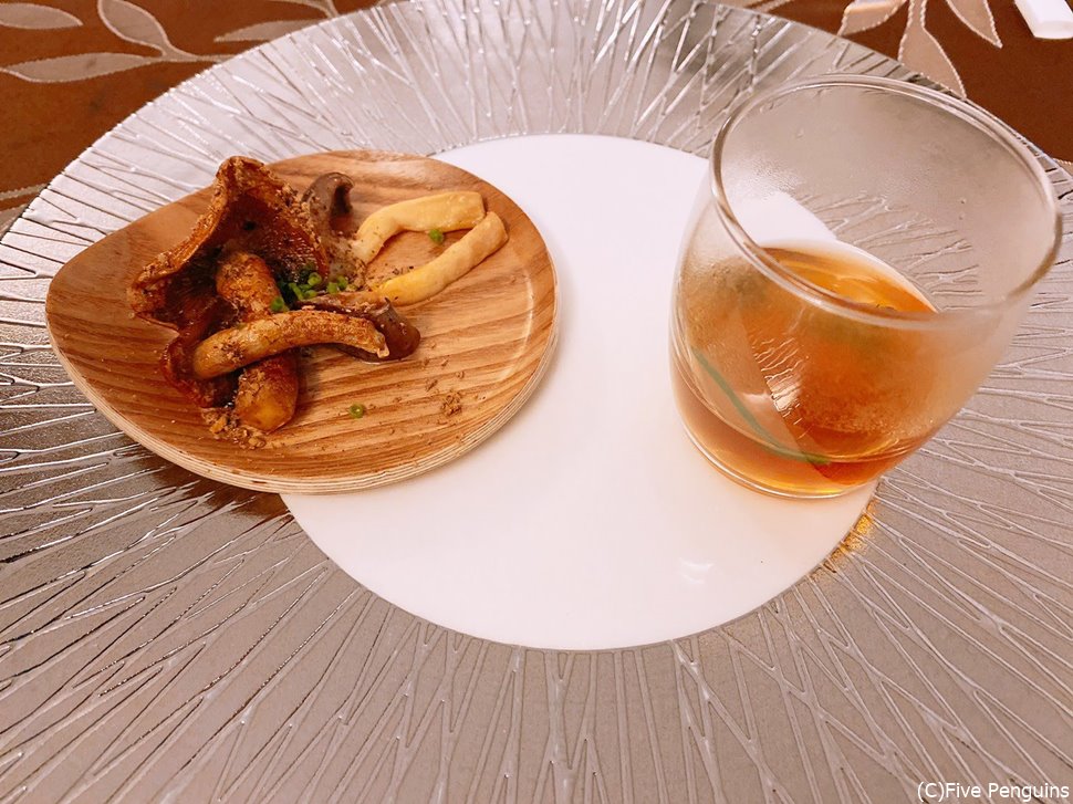大黒しめじとナメコ。あったかいコンソメスープと一緒にいただきます。