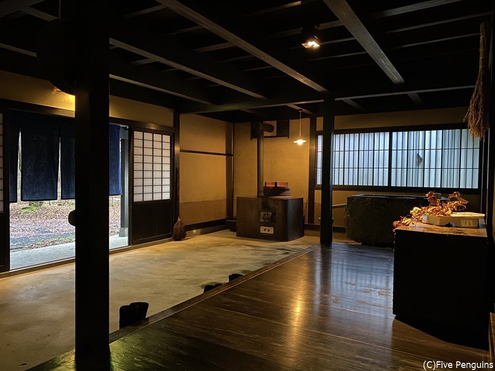 土間から続く玄関、伺った時は山帰来(サンキライ)の赤い実が迎えてくれた
