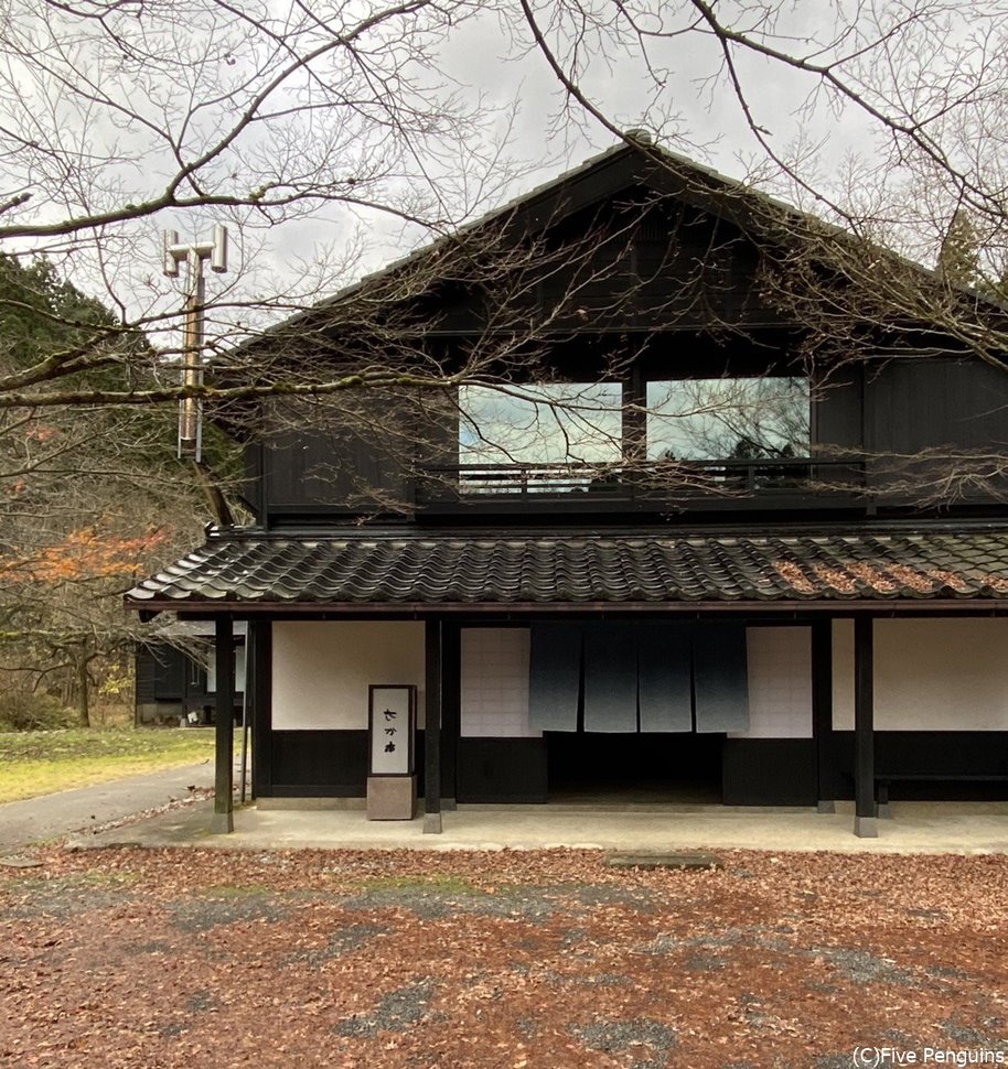 まだ30年くらいしか経っていないとは思えない重みのある建物、入口だけでもご主人の意向が感じられる
