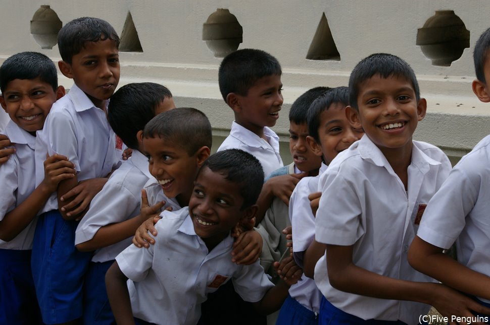 可愛らしいスリランカの子供たち。