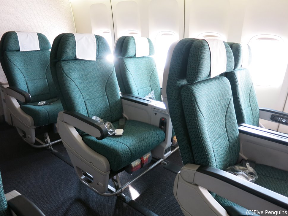 キャセイパシフィック航空のプレミアエコノミーの座席。