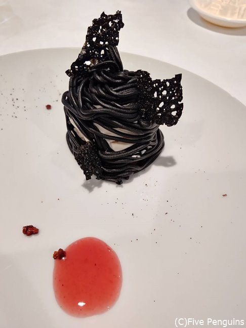 竹炭のモンブラン仕立て。カカオのスポンジ生地、コーヒーのジェラート、リンゴのコンポート、焼き栗、コーヒーパウダーなどなど。デザートまで凝りに凝った逸品です