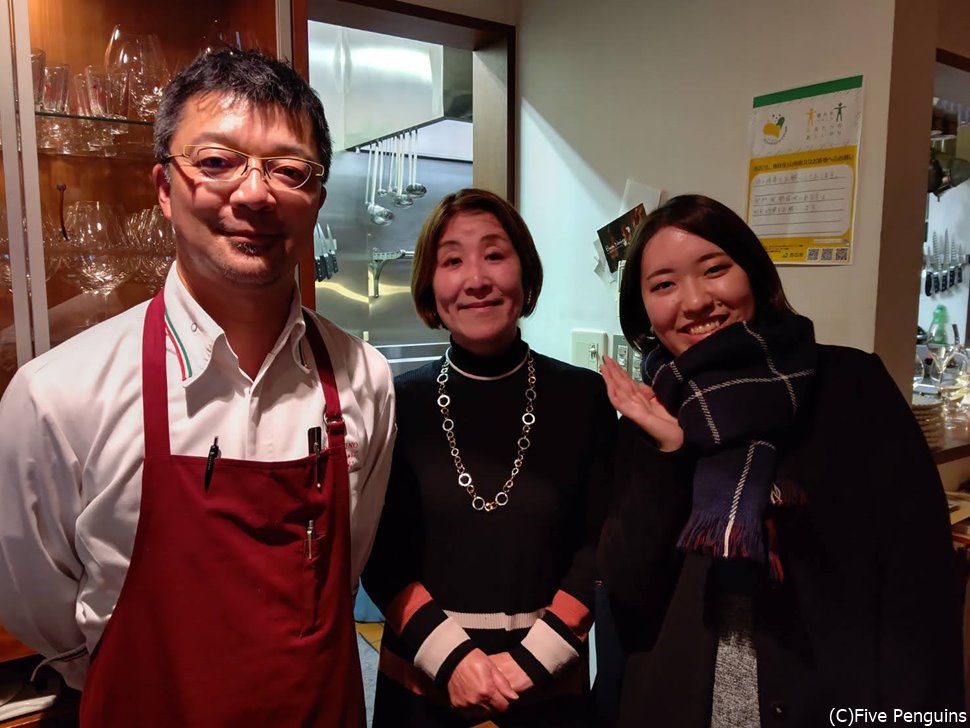シェフの笹森通彰氏は優しい方で、一緒に記念写真も撮らせてくれました