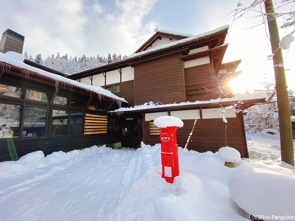 旅館の入口には懐かしい赤いポストも雪帽子を被っていた