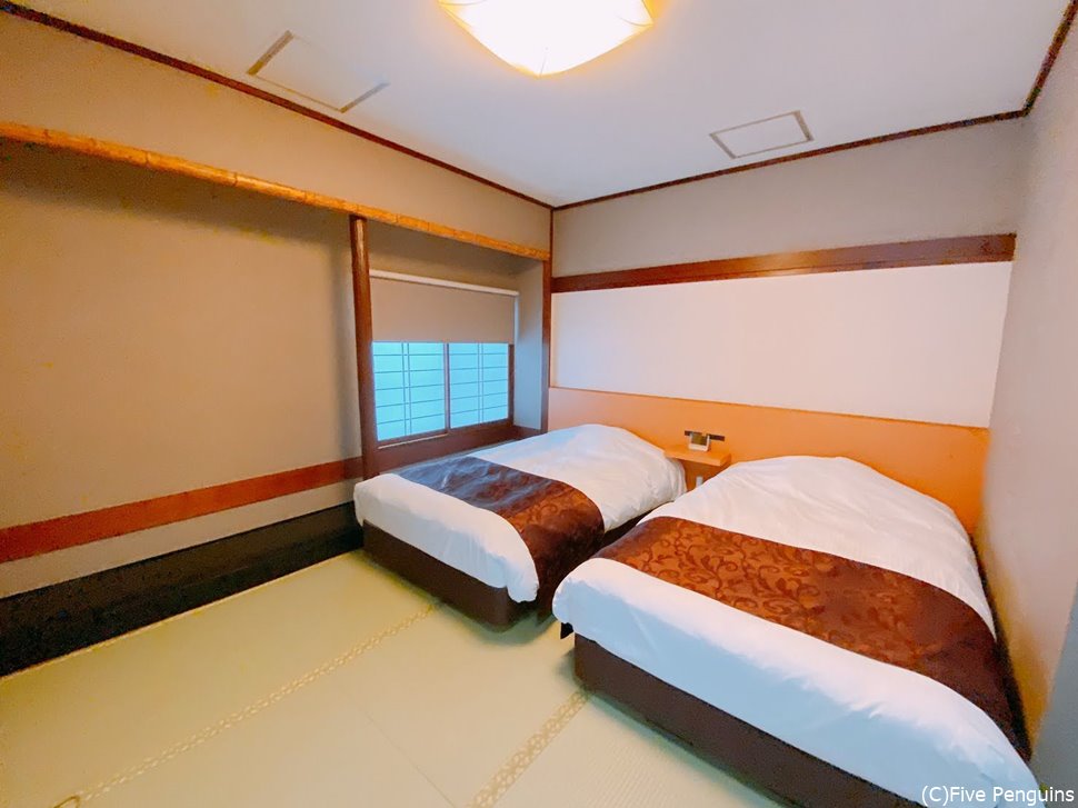 お部屋はシンプルなつくり。寒くてストーブの前から動けない~