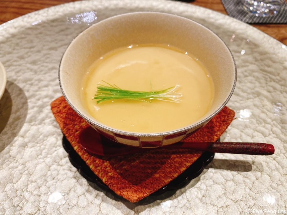スッポンの茶碗蒸しは生姜の風味がして温まる一皿。