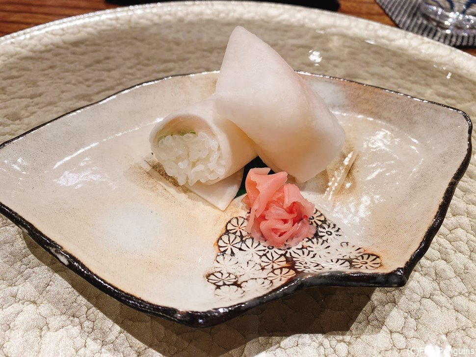 千枚漬けの中に鯛のお寿司が入った一品。真っ白ですが味は美味。