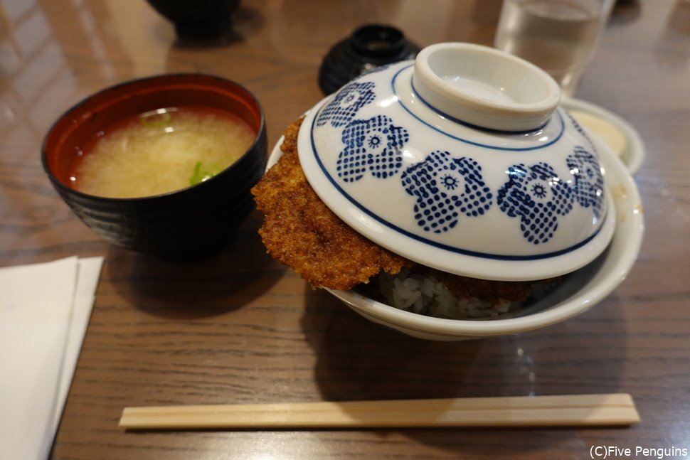 蓋から飛び出しているのもヨーロッパ軒の特徴です。