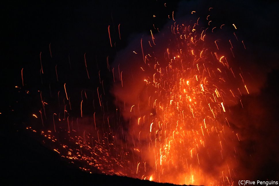 目の前に吹き上げられる溶岩と爆発音で大迫力