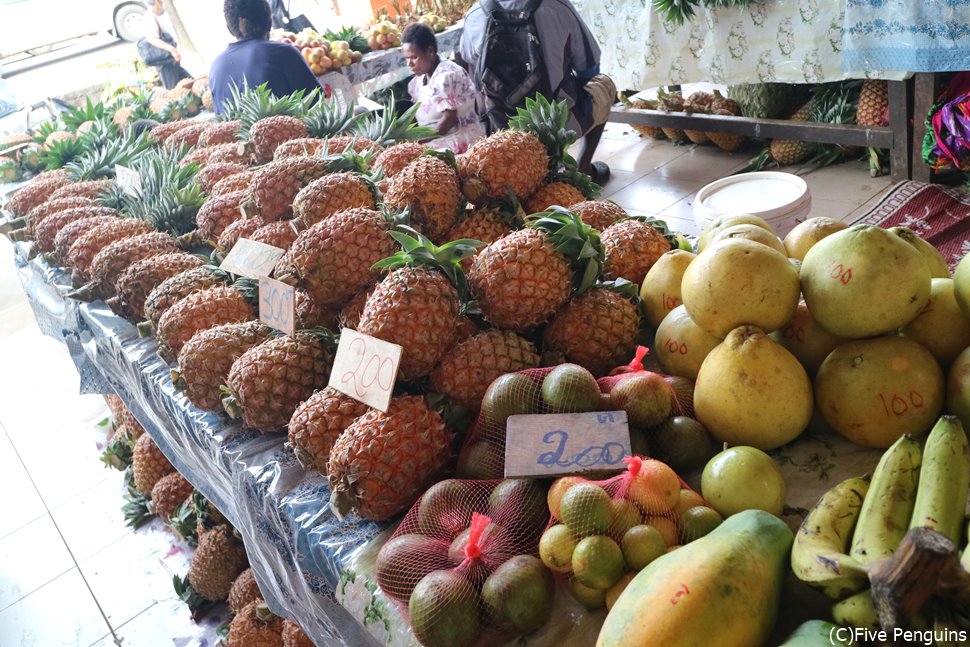 市場には南国らしい野菜やフルーツが並びます。