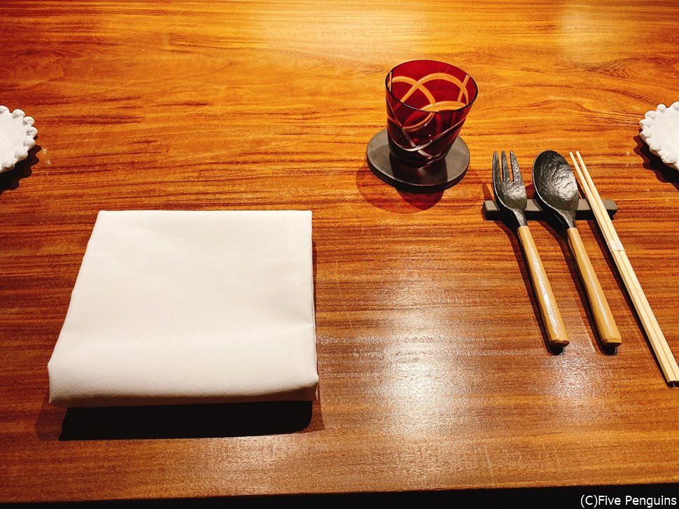 温かみのある食器が可愛らしい。お箸のセットも!
