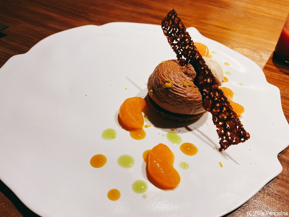 チョコタルトはみかんやシナモンアイス、山椒オイルと。