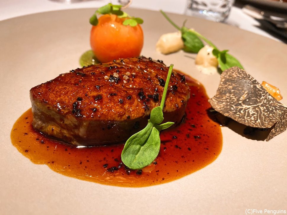 上州牛のフィレ肉は姫リンゴや黒トリュフのソースと