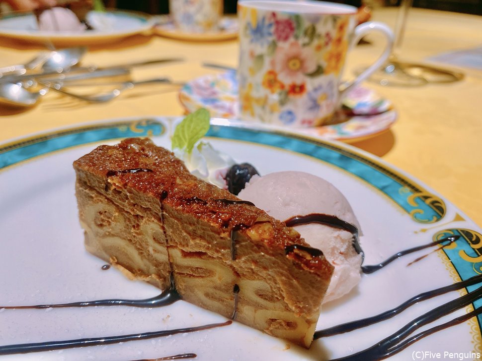 セットに含まれるデザートは、マカロニが入ったチョコレートケーキ!