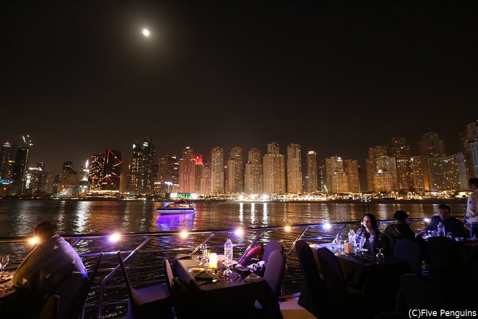 キラキラの夜景が美しい!ダウ船クルーズ