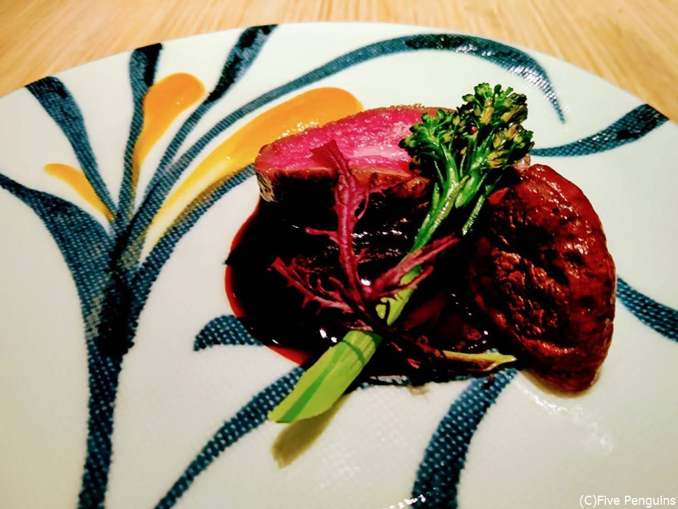 砥部焼のお皿で供される伊予黒毛和牛炭火焼き