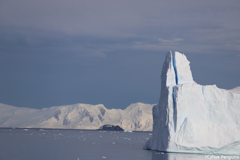 南極半島でクルーズ中に氷山を見る