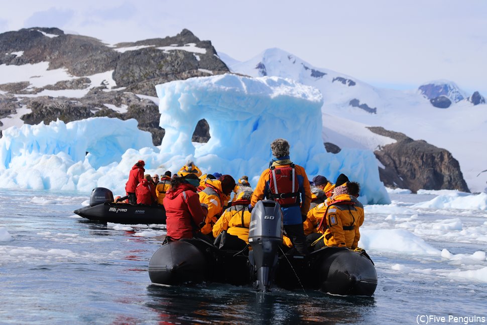 南極の氷塊は目の前で音を立てて崩れ・・・・・