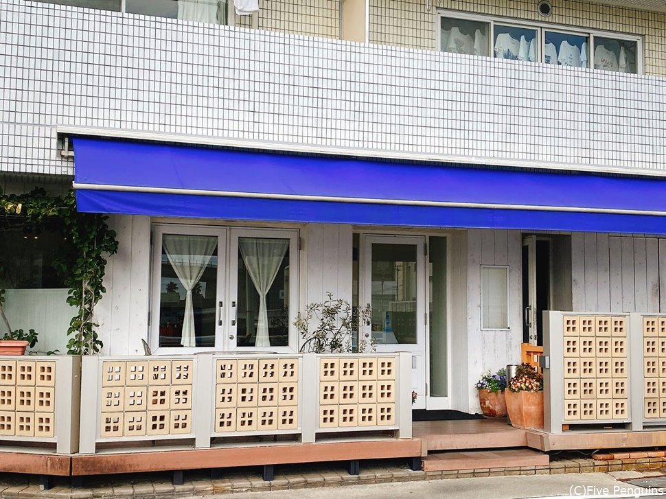 イルマーレの外観。目の前には小田原漁港が。