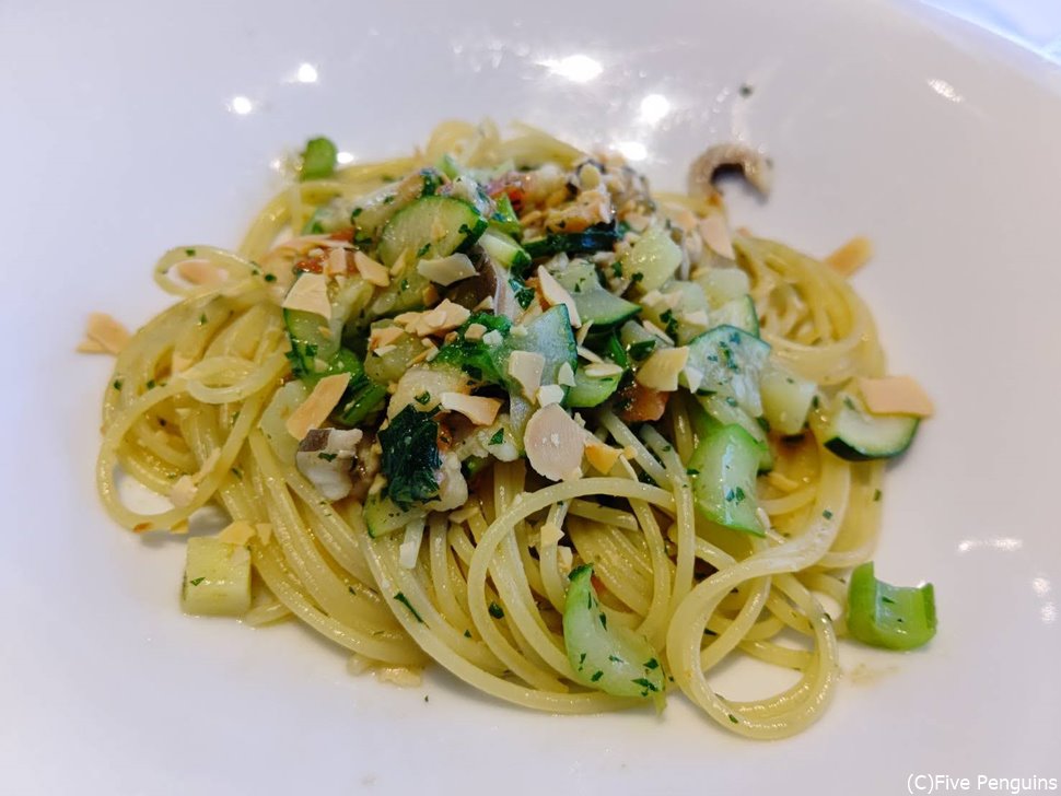 穴子と小松菜、ズッキーニのパスタ。