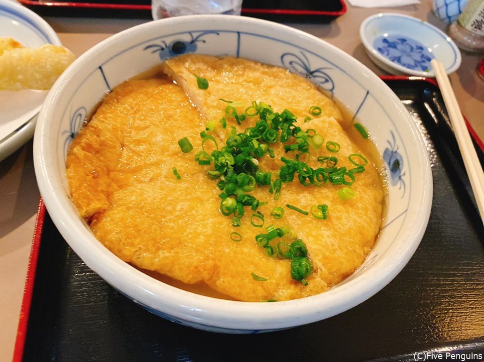 きつねうどんは超大きなお揚げがどん!