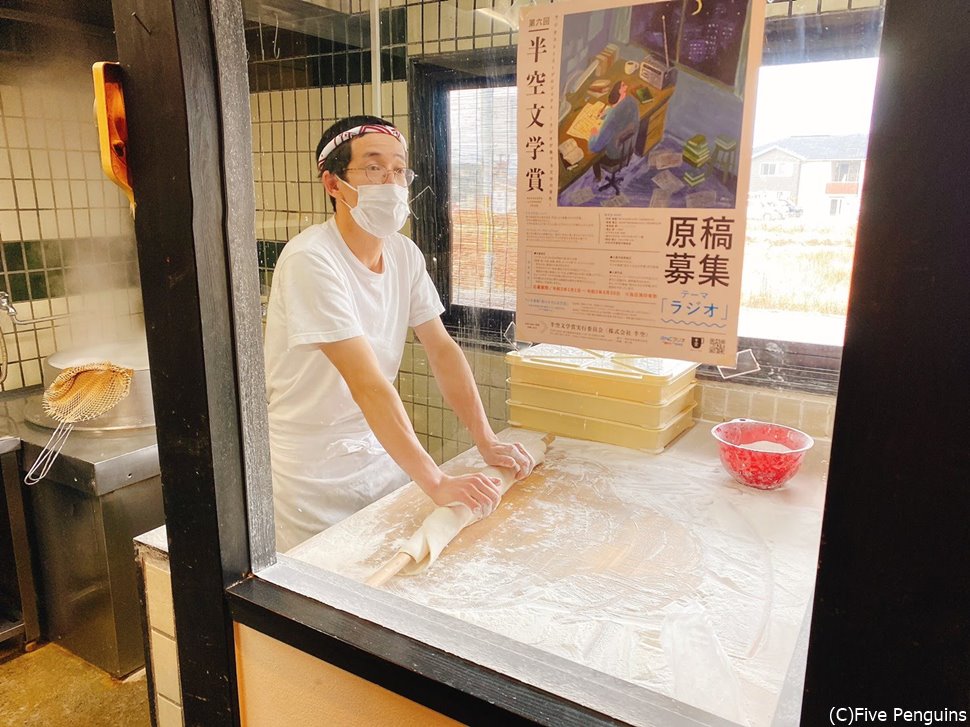 うどんを打っている姿をガラス越しに見ることも。