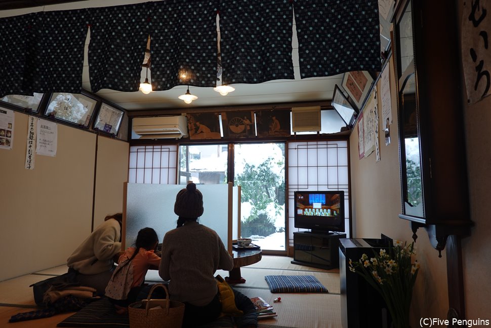 古民家を利用した店内では庭が眺められ、風流なひとときを過ごすことができます