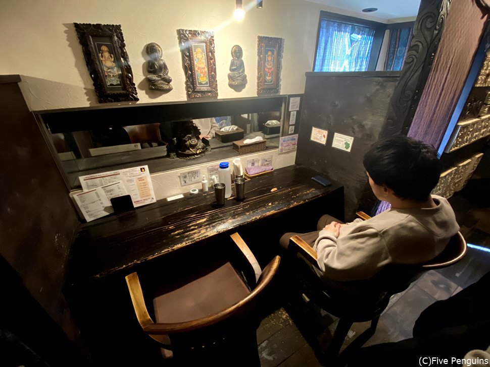 バリ風の店内。席によっては半個室でゆったり食べられます